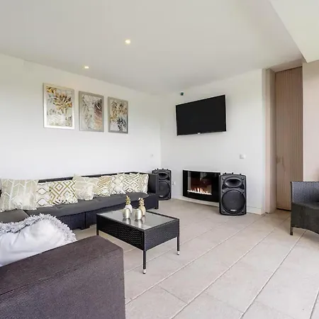Amazing In With Private Swimming Pool, Be Inside Or Outside *